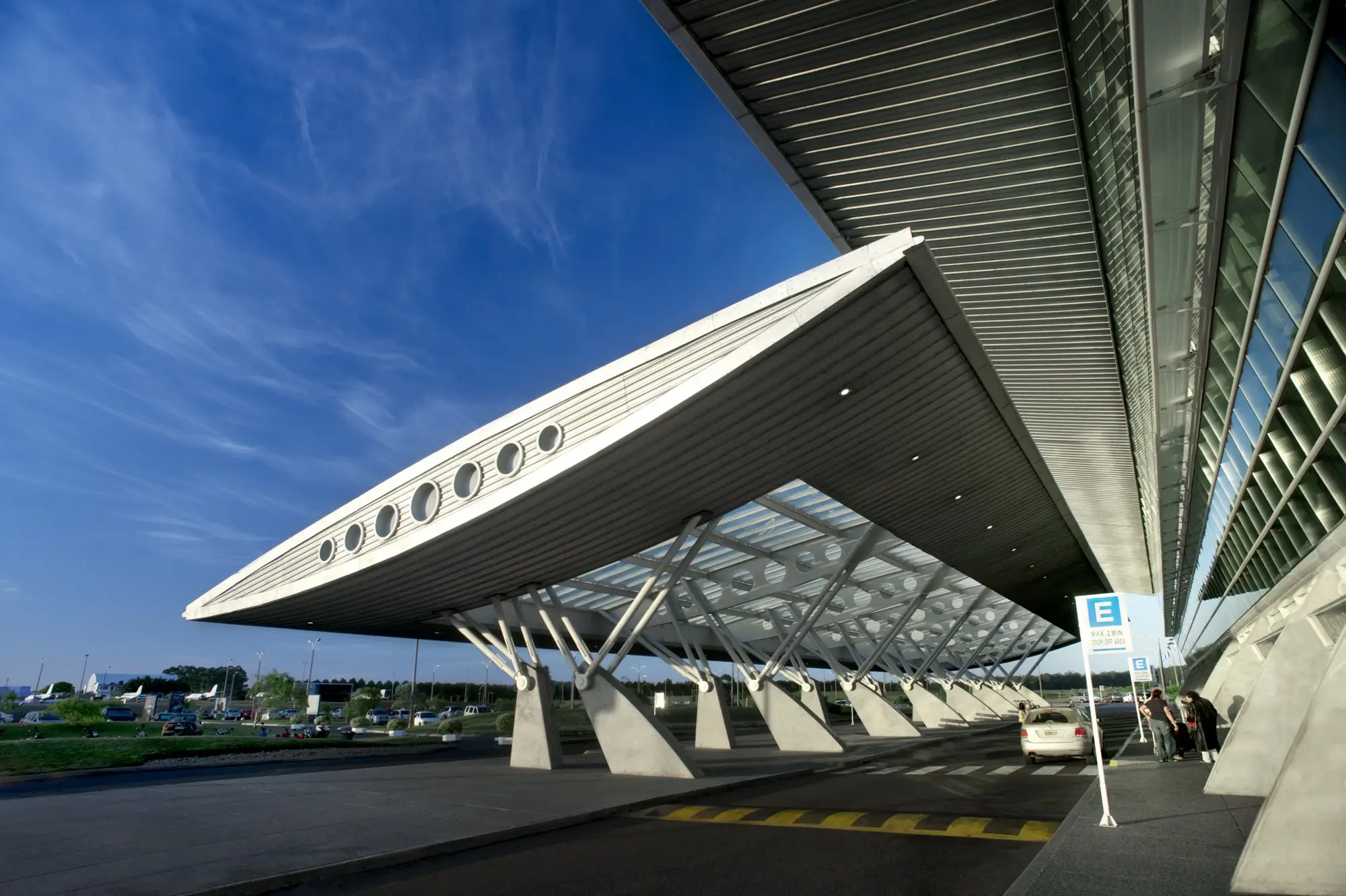 Cobertura em forma de asa sobre a área de embarque e desembarque do terminal do aeroporto de Punta del Este